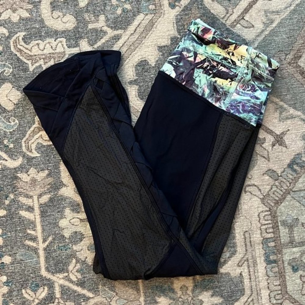 Lululemon cropped leggings in navy with floral patterned‎ waistband